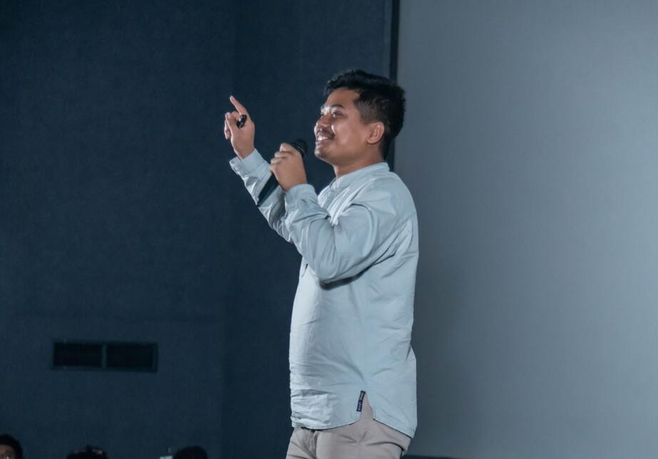 Speaker Pramin Joshi during his lighting presentation Speaker Pramin Joshi during his lighting presentation