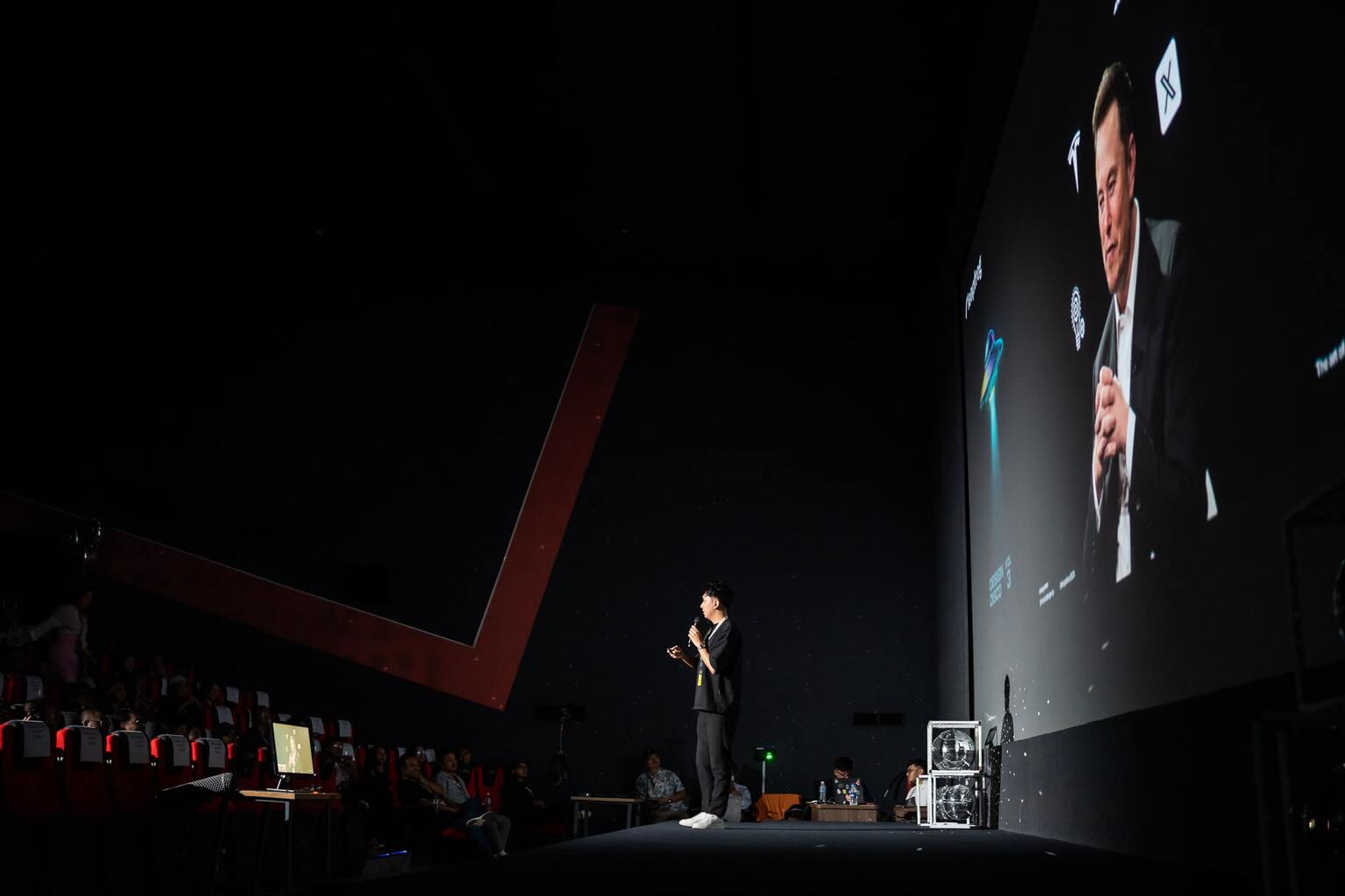 Kelsang presents to an enthusistic crowd. Kelsang presents to an enthusistic crowd.